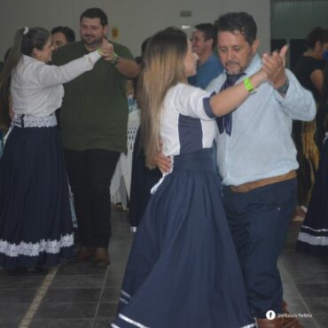 Baile do Grupo de Dança Inovação Campeira em Pitanga